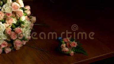 结婚花束放在桌子上，蝴蝶领带旁边